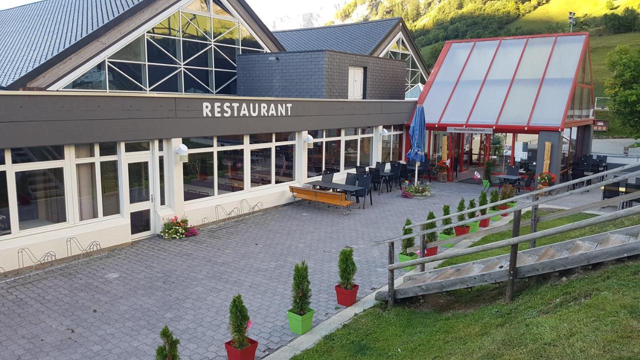 Campingplatz Mit Restaurant & Sportarena Leukerbad Exterior photo